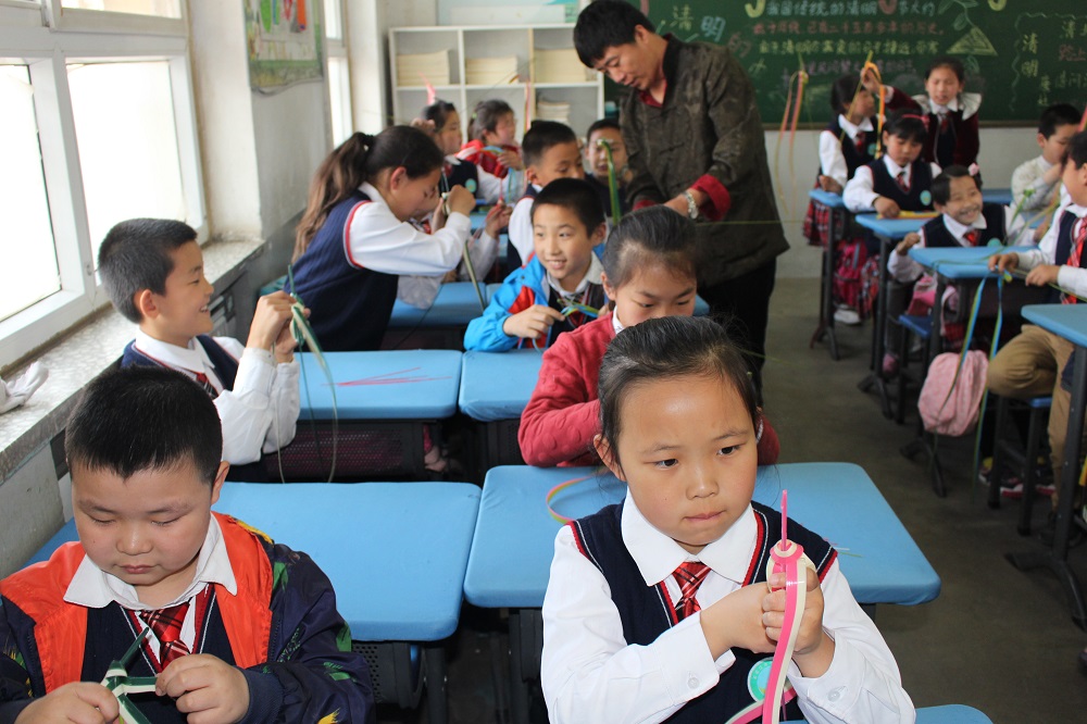 9、韩六叶将草编制作技艺带到石家庄的小学校园。摄影：赵玉华.jpg