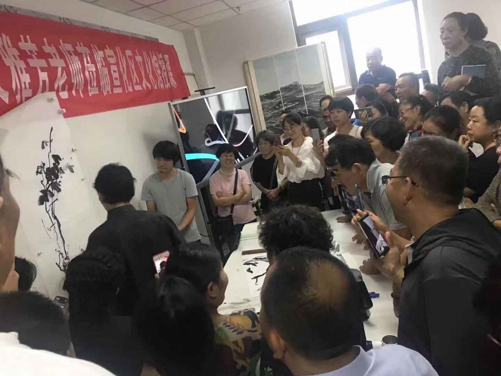 8月20日黄三枝  支雅芳画家来宣化区文化馆美术培训